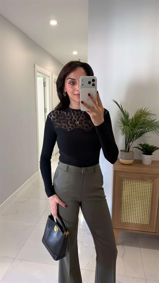 Pettad Siyah Dantel Detaylı Bluz