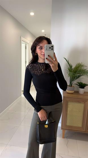 Pettad Siyah Dantel Detaylı Bluz