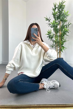 Zr Beyaz Düğme Detaylı İşlemeli Sweatshirt