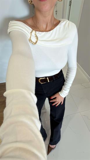 Tera Açık Ekru Tek Omzu Açık Gold Toka Detaylı Bluz