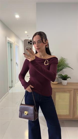 Tera Bordo Tek Omzu Açık Gold Toka Detaylı Bluz