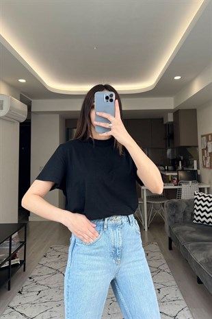 Siyah Dik Yaka Basic Tişört