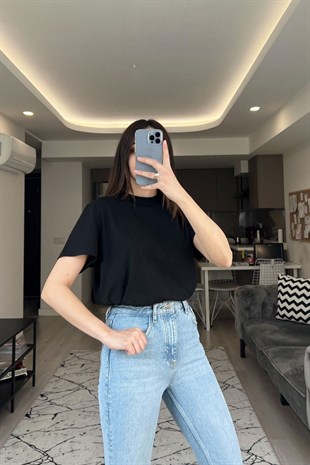 Siyah Dik Yaka Basic Tişört