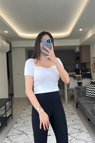 Beyaz Kalp Yaka Triko