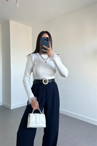 Beyaz Otriş Detay Triko