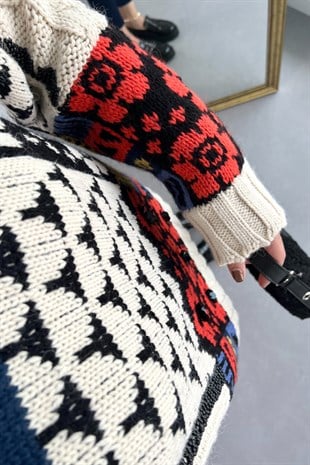 Çok Renkli Boncuk Detaylı Örme Triko