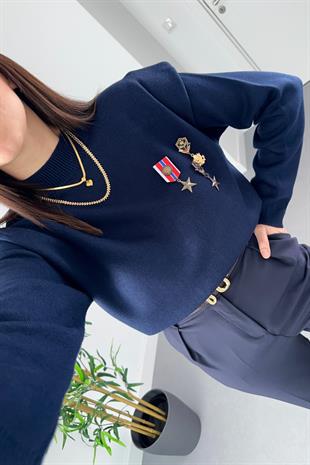 Lacivert Omuzları Vatkalı Rozet Detaylı Dik Yaka Triko