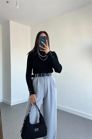 Siyah Düğme Detaylı Basic Triko