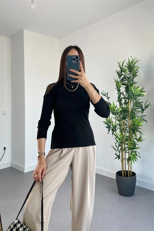 Siyah Omuzları Tül Detaylı Triko