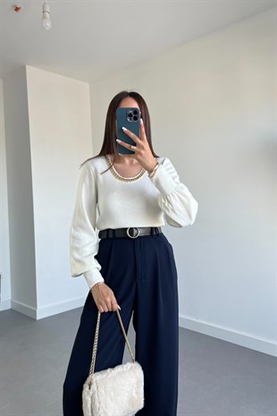 Zincir Kolye Detaylı Kemik Triko Kazak