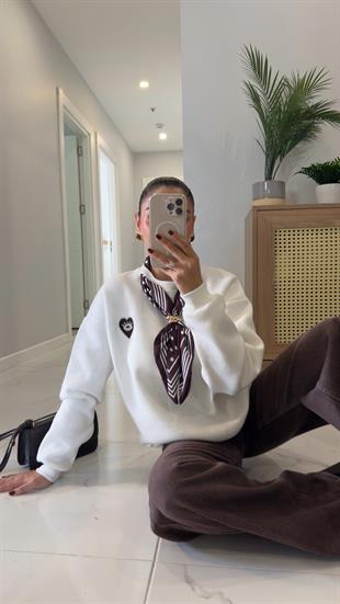 Utra Ekru Kalp Desenli Gold Toka Detaylı Fularlı Sweat