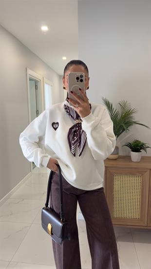 Utra Ekru Kalp Desenli Gold Toka Detaylı Fularlı Sweat