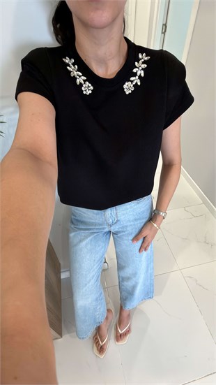 Varinda Siyah Taş Detaylı Vatkalı Tişört
