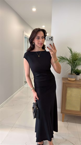 Yenisra Siyah Yanları Büzgülü Elbise