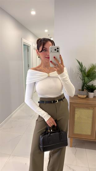 Yerita Ekru Madonna Yaka Gold Toka Detaylı Bluz
