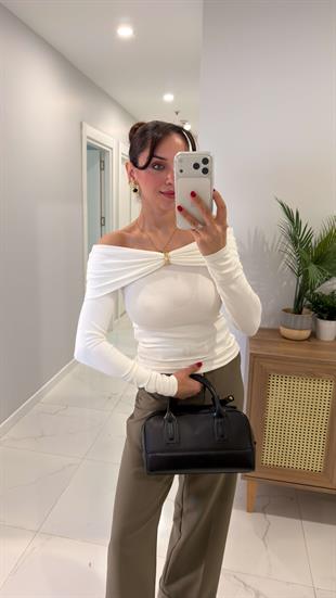 Yerita Ekru Madonna Yaka Gold Toka Detaylı Bluz