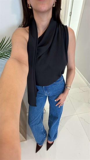 Yosinra Siyah Boyundan Geçirmeli Bluz