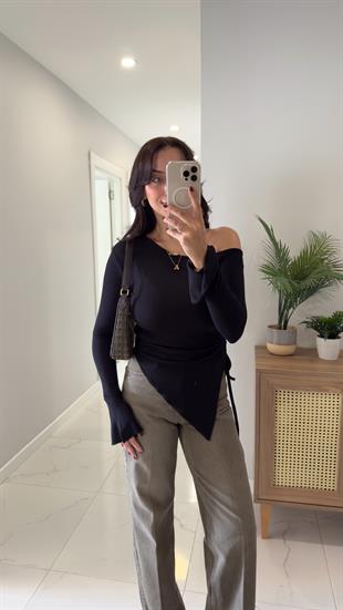 Yuki Siyah Omuzu Açık Bluz