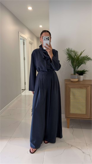 Zinlas Lacivert Boyun Detaylı Bluz Pantolon Takım