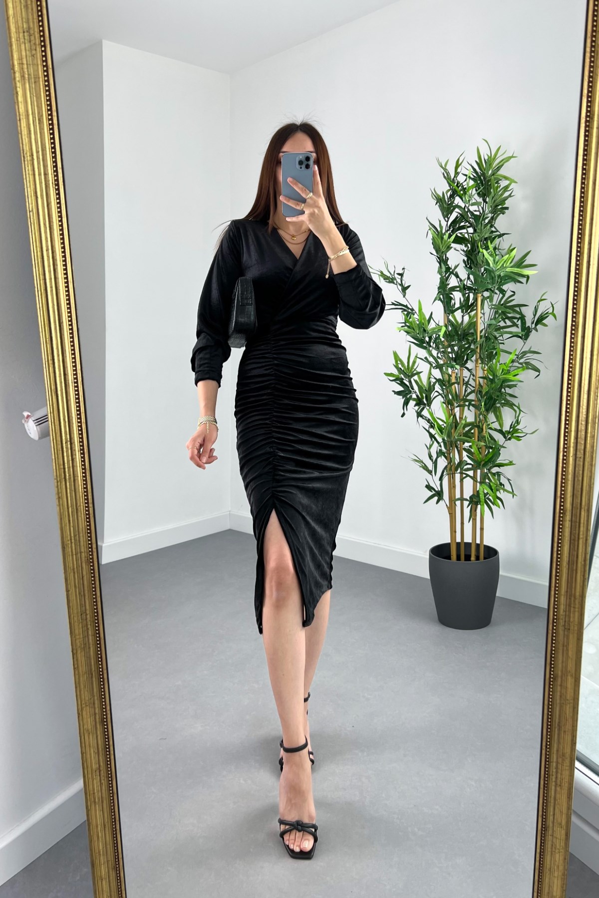 Siyah Kadife Dokulu Işıltılı Drapeli Elbise