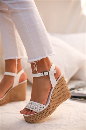 Aluce Beyaz Taşlı Platform Kadın Sandalet