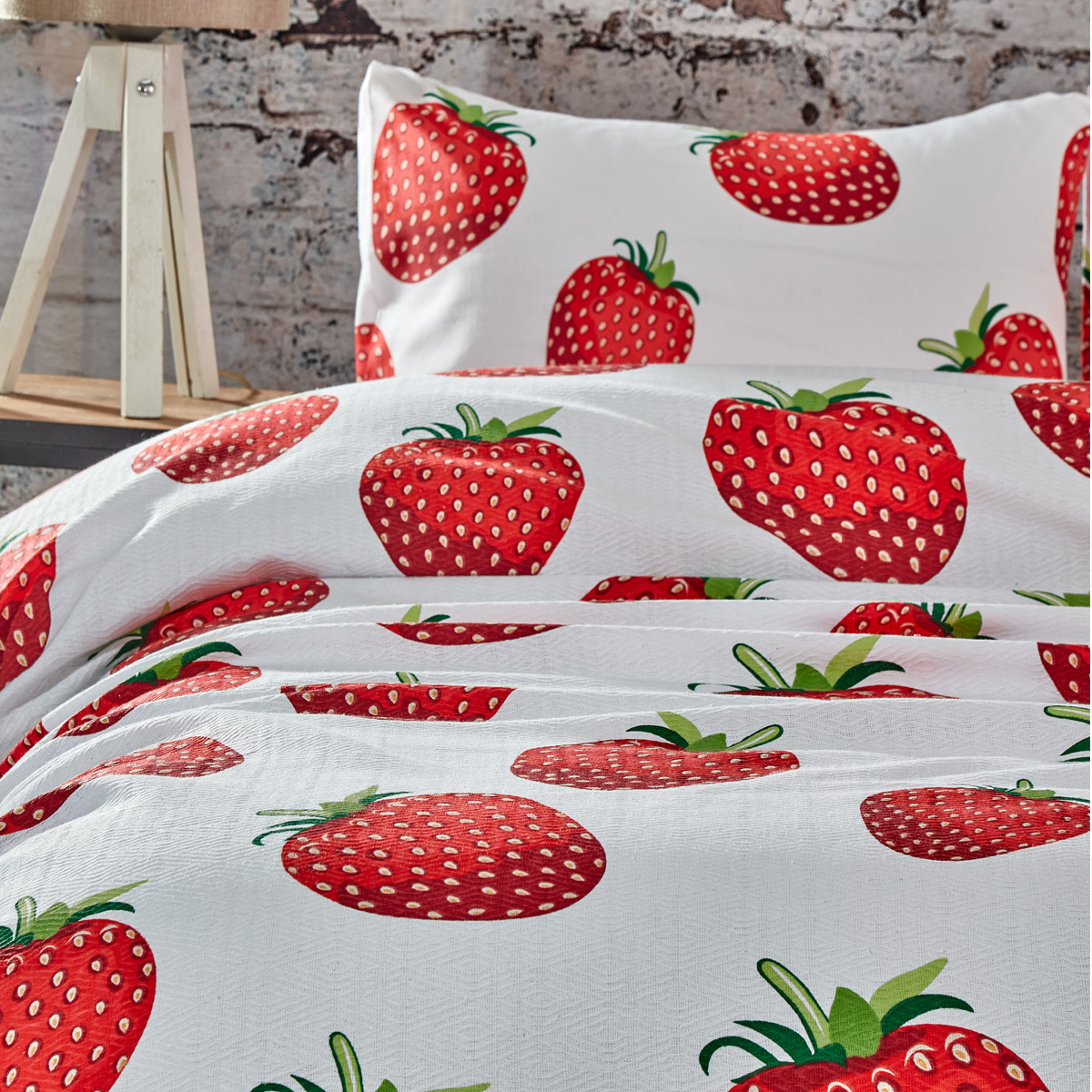 Vagonik Çilek Desenli Çift Kişilik Pike Takımı Beyaz