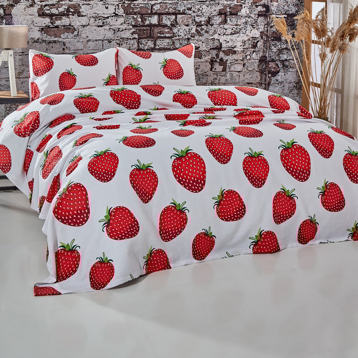 Vagonik Çilek Desenli Çift Kişilik Pike Takımı Beyaz