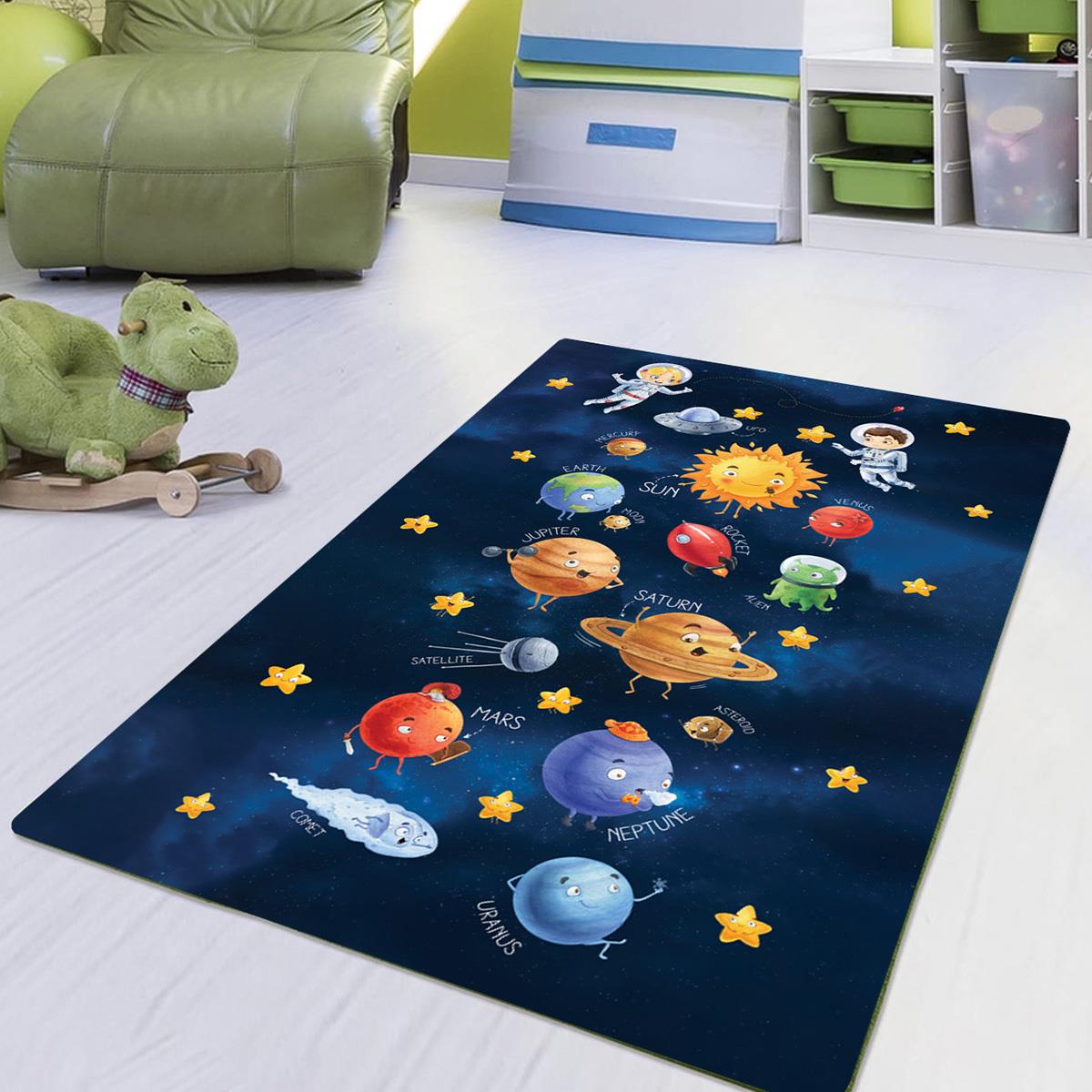 Vagonik Uzay ve Gezegen Desenli Dijital Baskılı Halı Kaydırmaz Tabanlı Yıkanabilir Çocuk Odası Halısı
