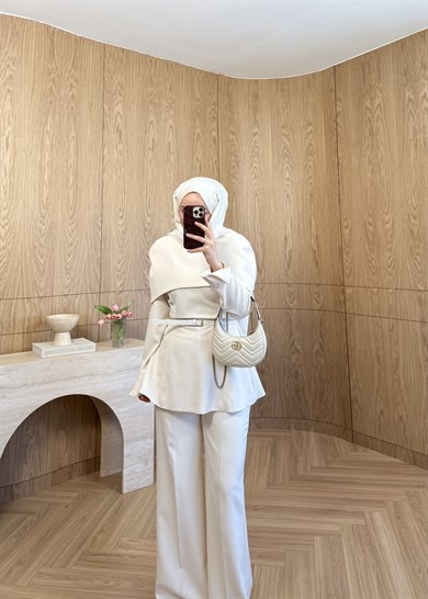 Aura Pelerinli Takım Ekru