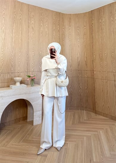 Aura Pelerinli Takım Ekru