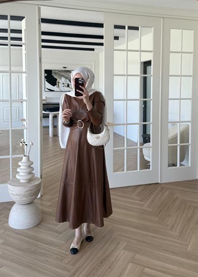 Gold Tokalı Deri Elbise Kahverengi