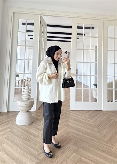 Yakası Kürklü ve Fermuarlı Triko Hırka Ekru