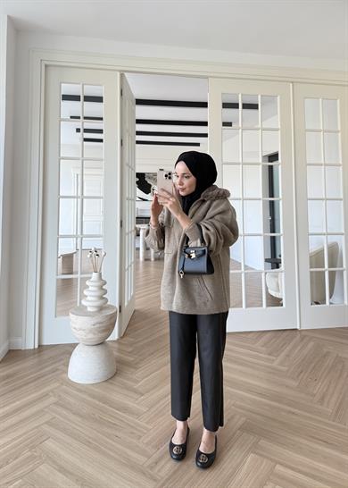 Yakası Kürklü ve Fermuarlı Triko Hırka Vizon