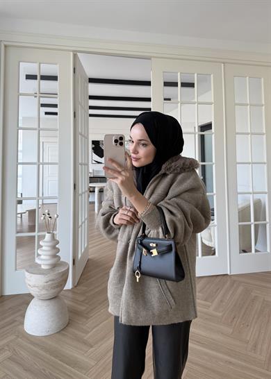 Yakası Kürklü ve Fermuarlı Triko Hırka Vizon