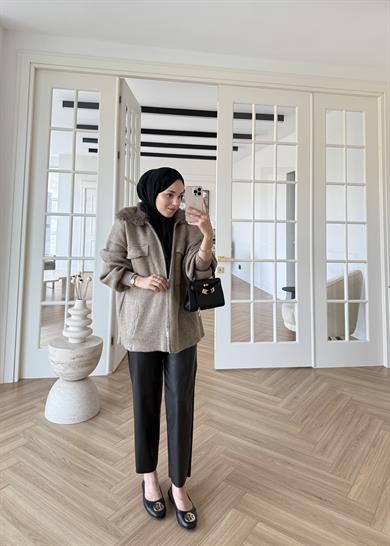Yakası Kürklü ve Fermuarlı Triko Hırka Vizon