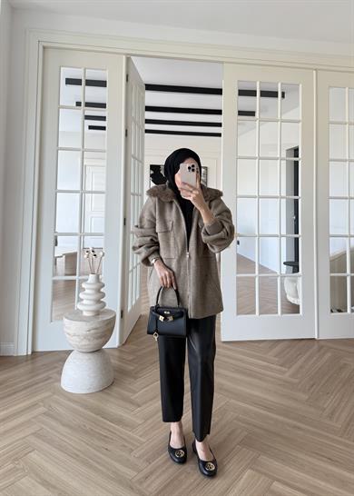 Yakası Kürklü ve Fermuarlı Triko Hırka Vizon