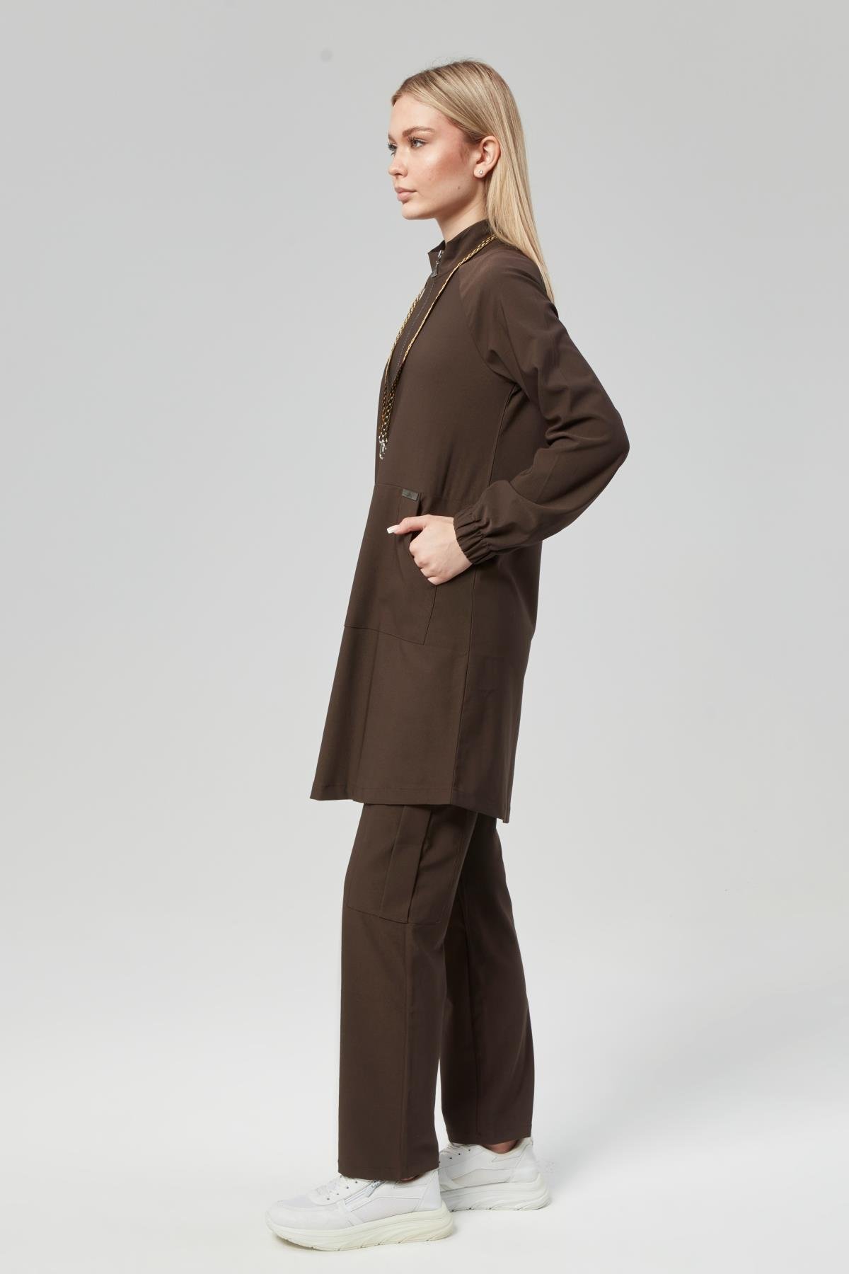 Extreme Cool Modest - Premium Çift Yön Likralı Doktor Hemşire Forma Takımı Scrubs Üniforma Cerrahi Takım (KADIN), Acı Kahve