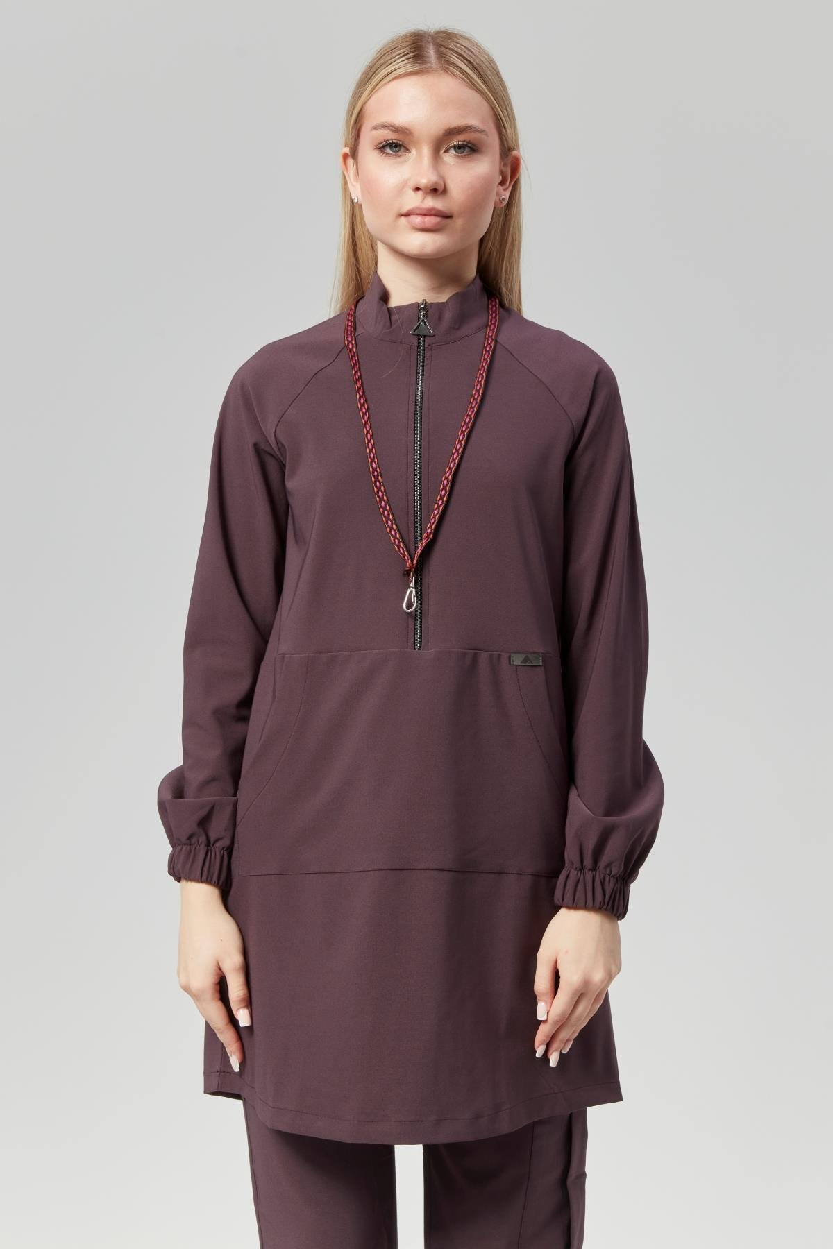 Extreme Cool Modest - Premium Çift Yön Likralı Doktor Hemşire Forma Takımı Scrubs Üniforma Cerrahi Takım (KADIN), Mürdüm