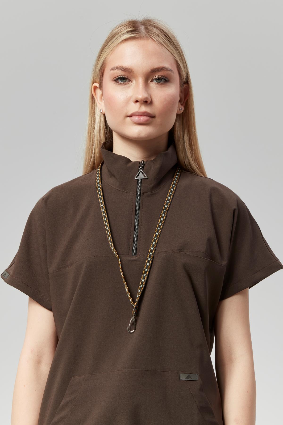 Extreme Cool Woman - Premium Çift Yön Likralı Doktor Hemşire Forma Takımı Scrubs Üniforma Cerrahi Takım (KADIN), Acı Kahve