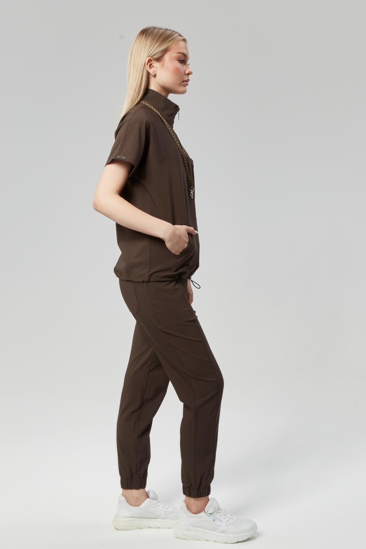 Extreme Cool Woman - Premium Çift Yön Likralı Doktor Hemşire Forma Takımı Scrubs Üniforma Cerrahi Takım (KADIN), Acı Kahve