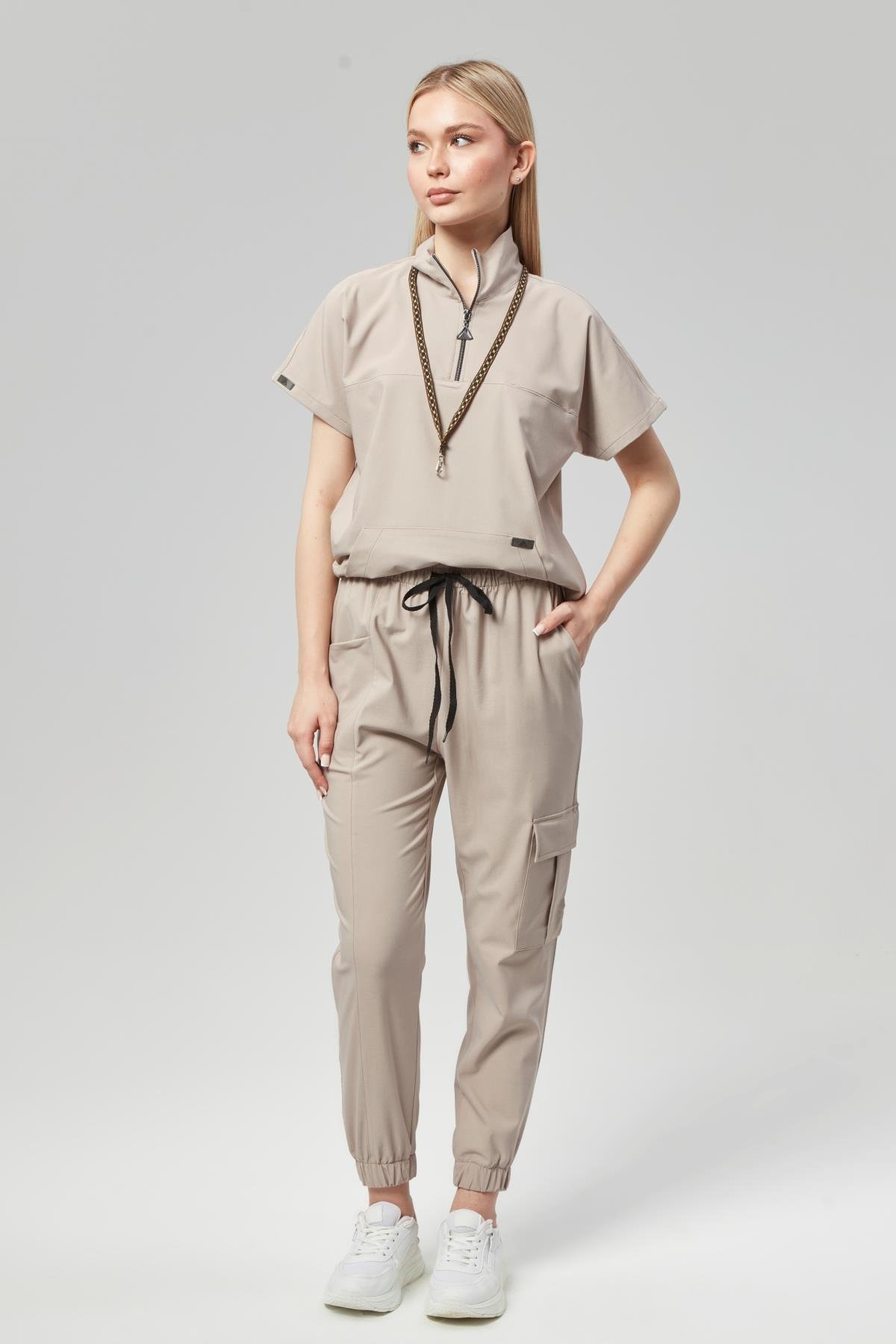 Extreme Cool Woman - Premium Çift Yön Likralı Doktor Hemşire Forma Takımı Scrubs Üniforma Cerrahi Takım (KADIN), Kumsal