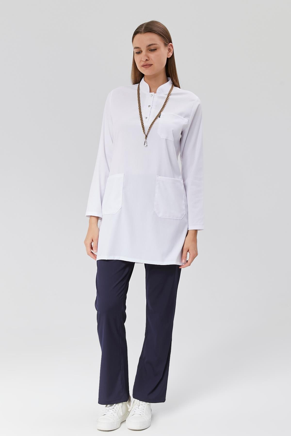 Happiness Modest - Likralı Doktor Hemşire Tesettür Forma Takımı Scrubs Üniforma Cerrahi Takım, Beyaz/Lacivert