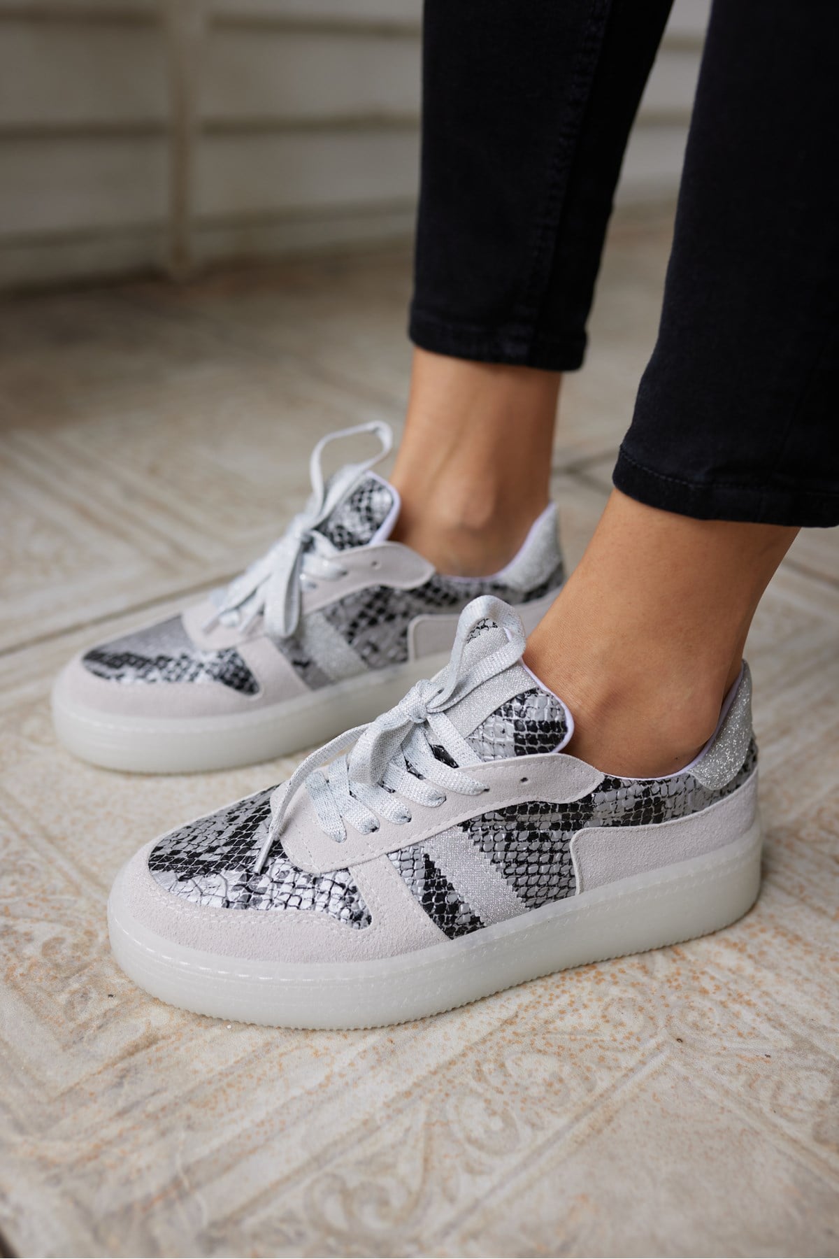 POLLO KADIN GUMUS YILAN MALZEME GARNILI BAGCIKLI SNEAKER