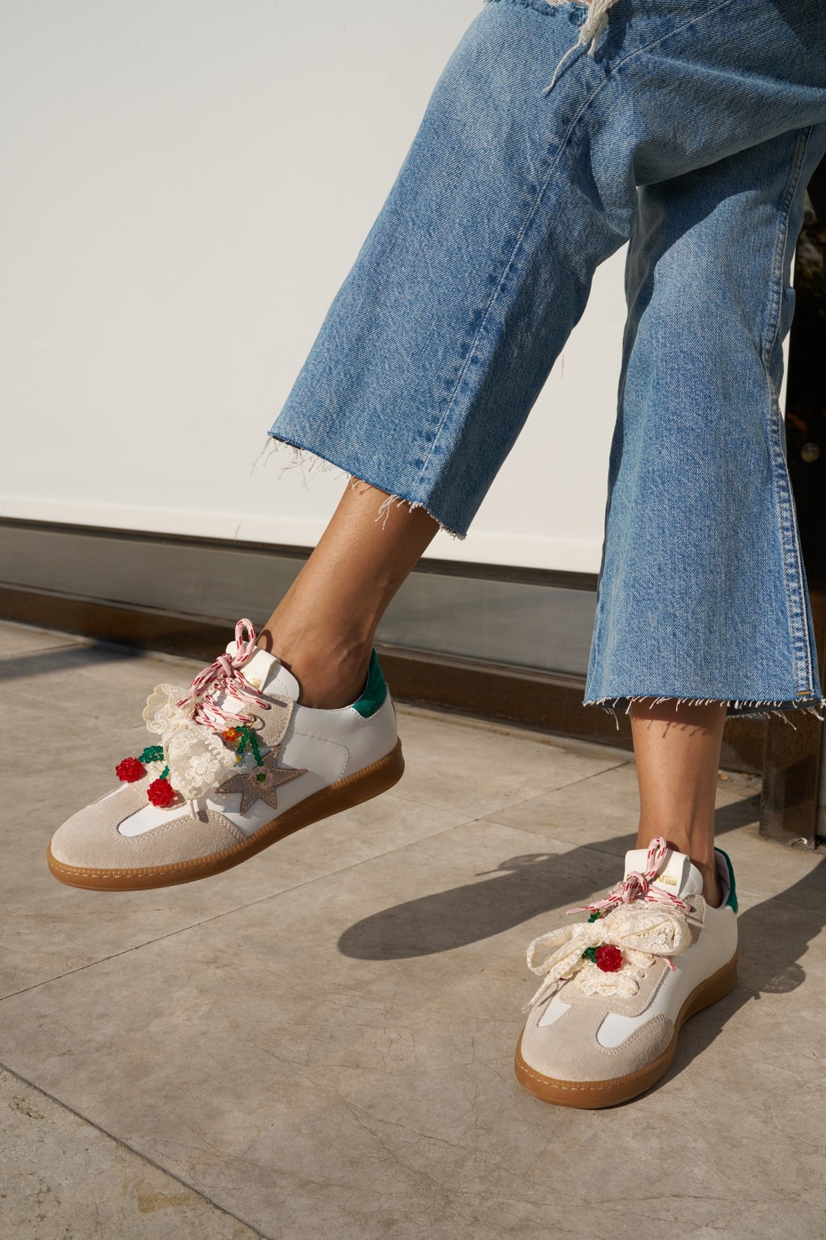 MENO KADIN BEYAZ GERCEK DERI SUET CHARM DETAYLI ITALYAN SNEAKER