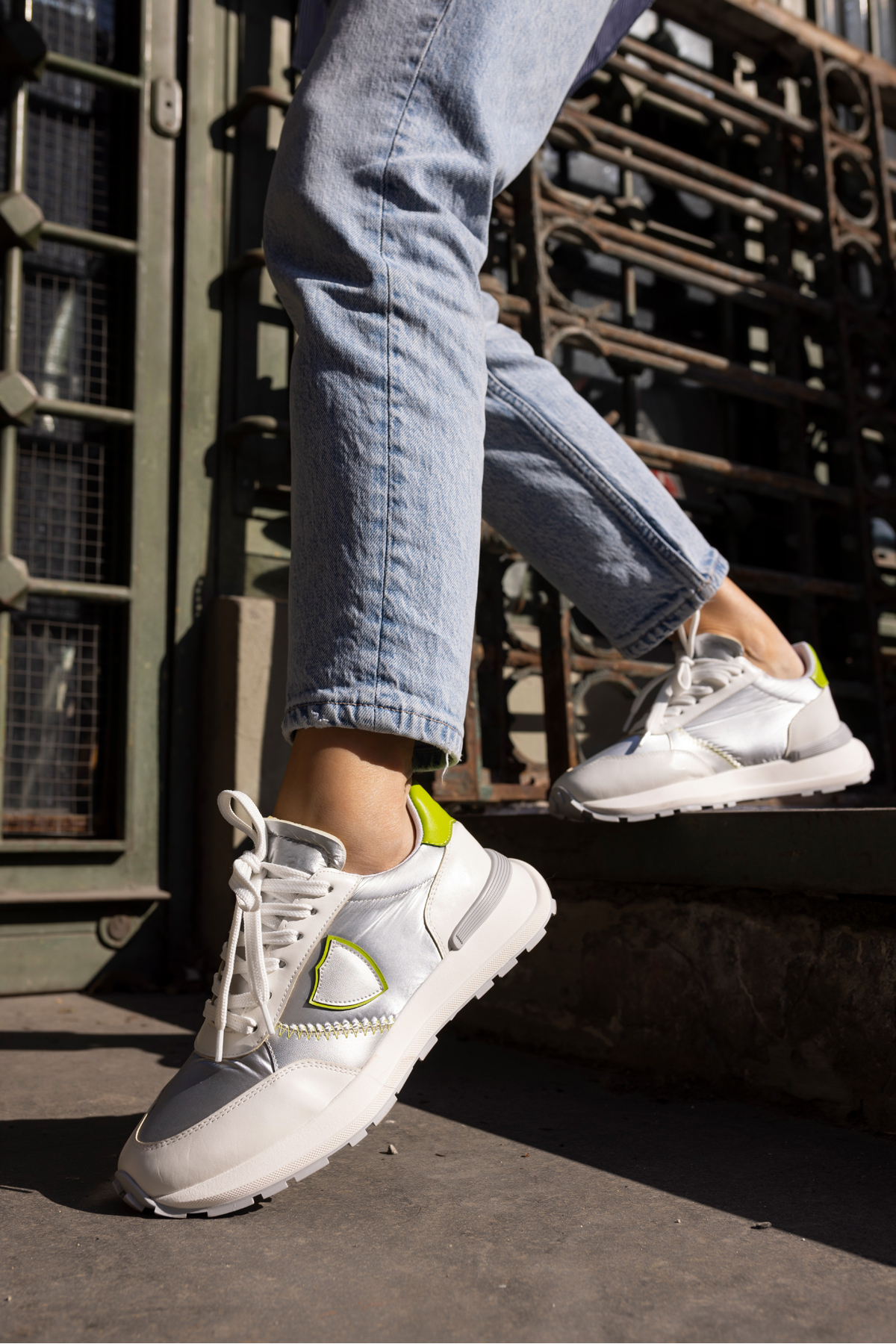 MUÇİ KADIN SİYAH PARASUT KUMAŞ GARNİLİ SNEAKER