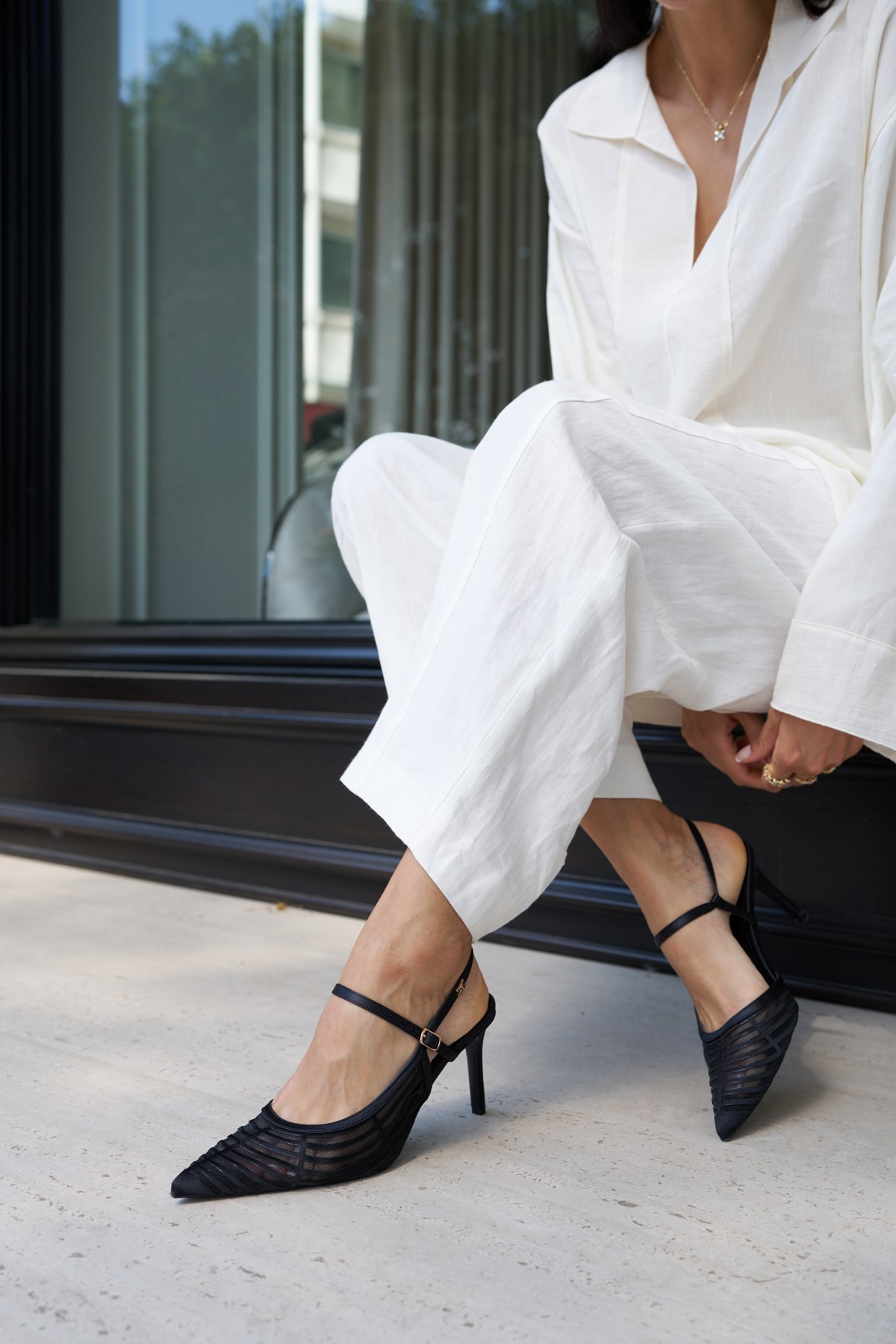 JENESI KADIN SIYAH SATEN TOPUKLU SLINGBACK AYAKKABI