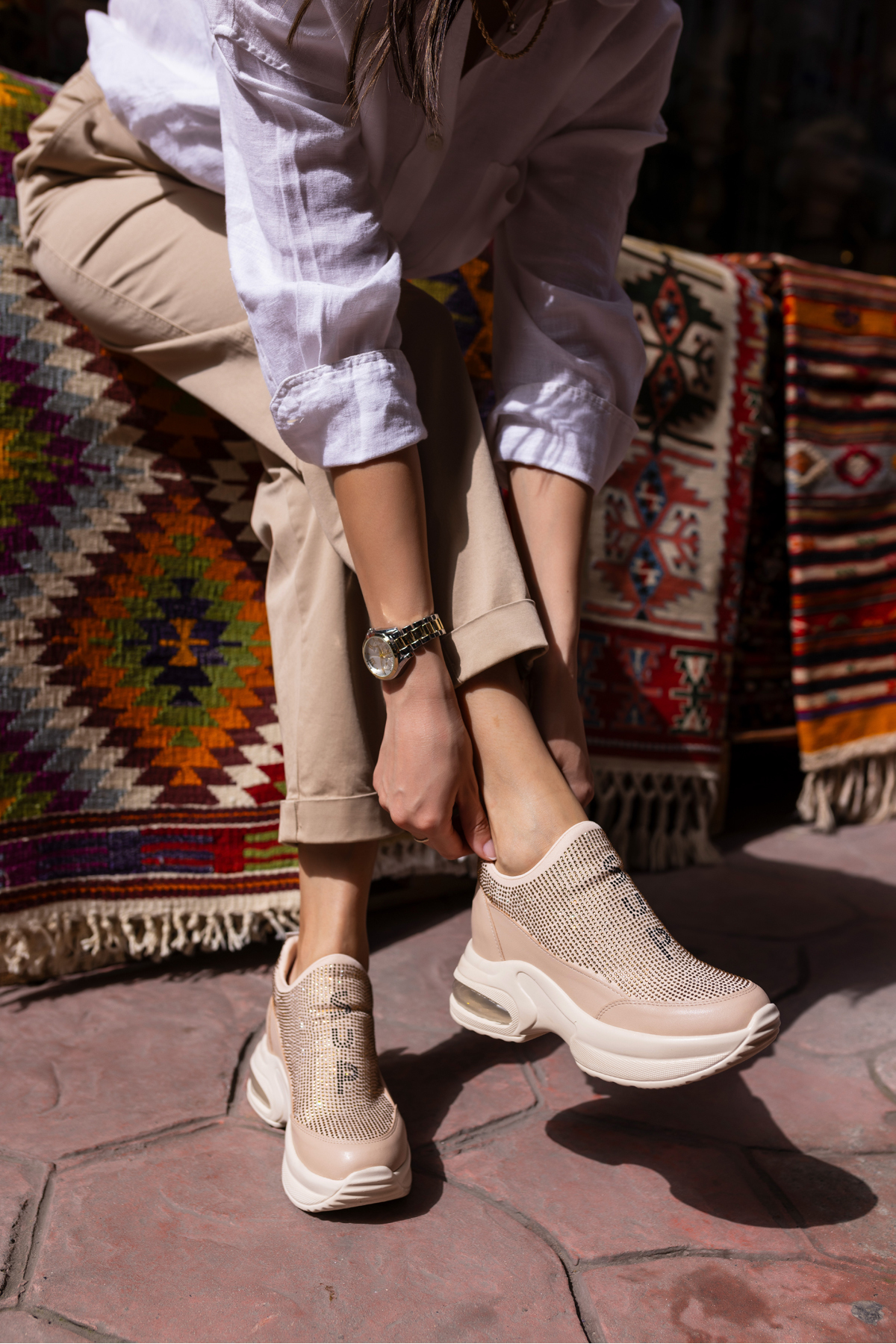 BAMBA KADİN BEJ TAŞLİ GİZLİ DOLGU TOPUKLU SNEAKER