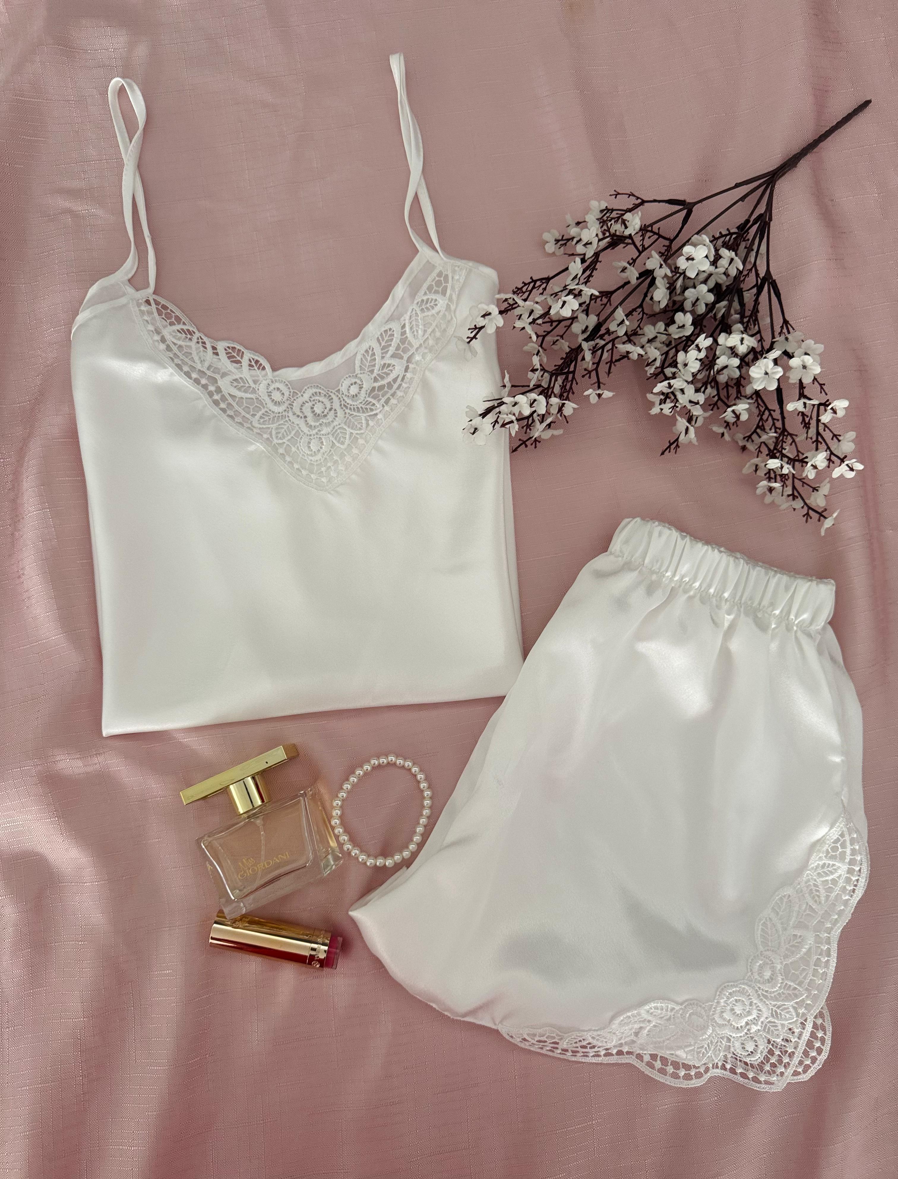 2'li Beyaz Saten Askılı Üst Şort Alt Pijama Takımı