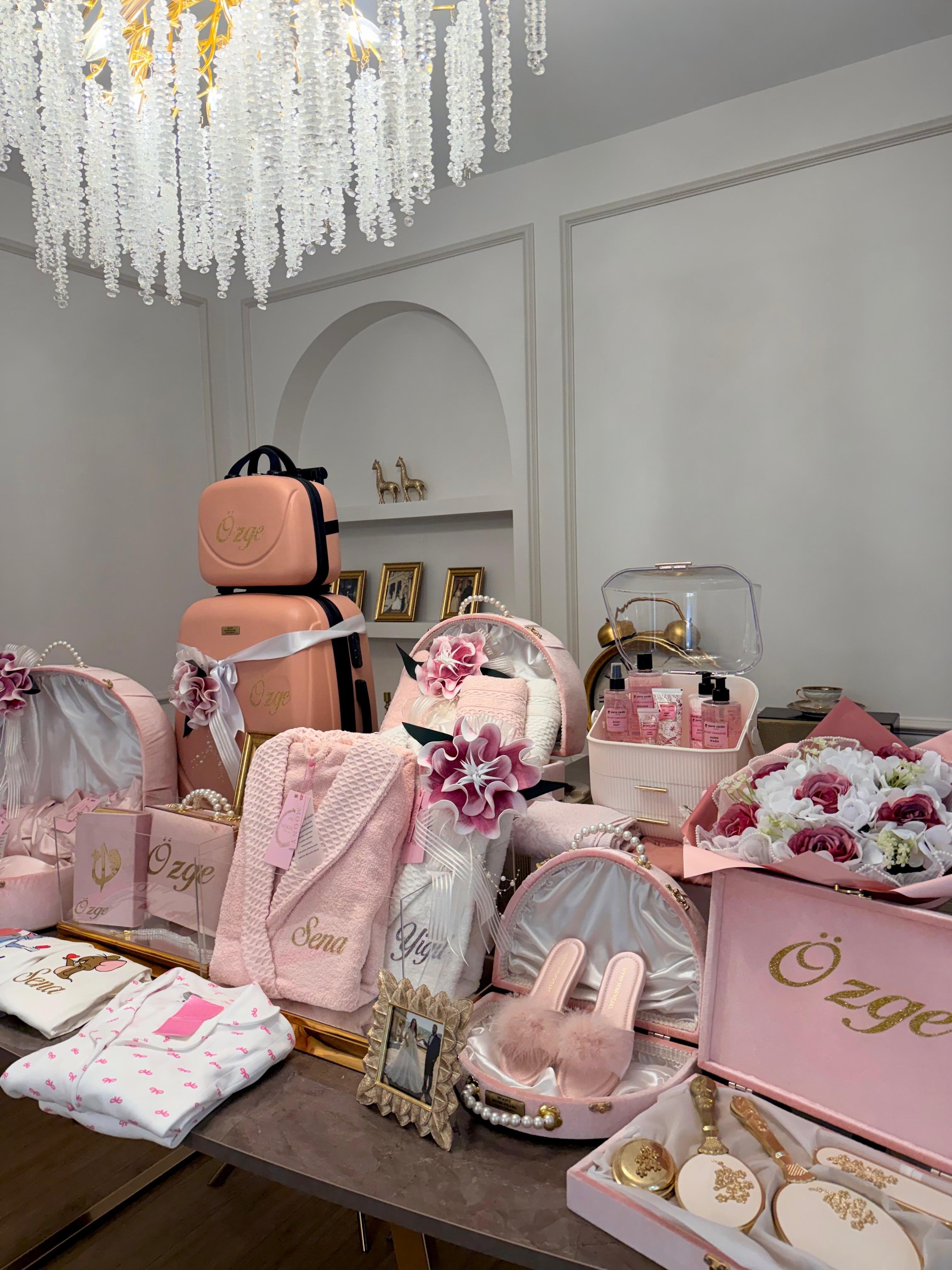 53 Parça All Pembe İsme Özel Bohça Seti 