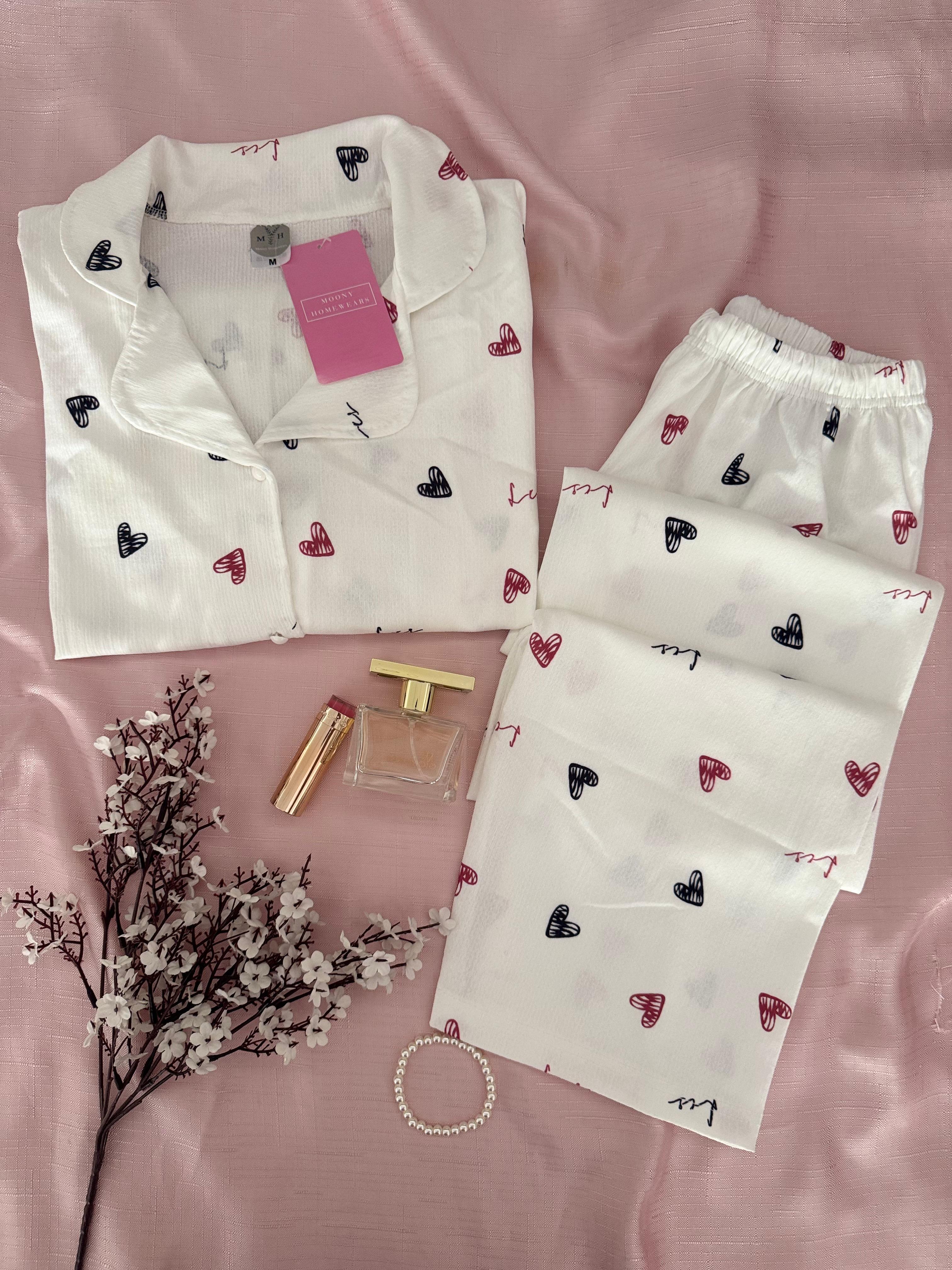 Siyah Kırmızı Kalp Detaylı Özel Dokulu Düğmeli Pijama Takımı